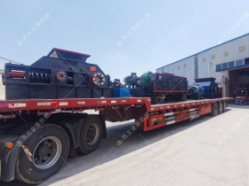 1200*1200雙齒輥破碎機(jī)，兩臺900*900軌道移動雙齒輥破碎機(jī)發(fā)往云南