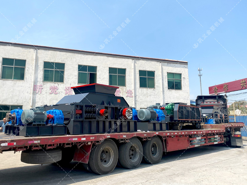 1200*1200雙齒輥破碎機，兩臺900*900軌道移動雙齒輥破碎機發(fā)往云南